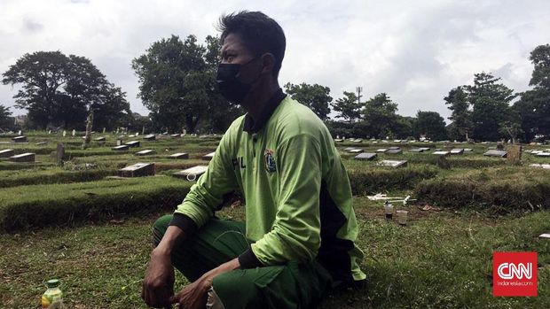 Rohadi, Petugas Penyedia Jasa Lainnya Orang Perorangan (PJLP) Dinas Pertamanan dan Hutan Kota Jakarta Selatan selaku petugas gali kubur dan angkat peti jenazah covid-19 di TPU Srengseng Sawah, Jagakarsa, Jakarta Selatan.