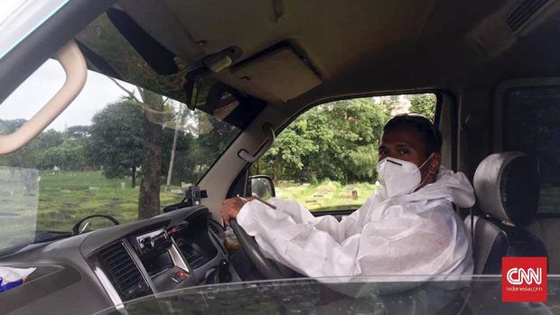 Taufan, Sopir ambulans untuk jenazah covid-19 yang bertugas di Rumah Sakit Puri, Jakarta Barat.