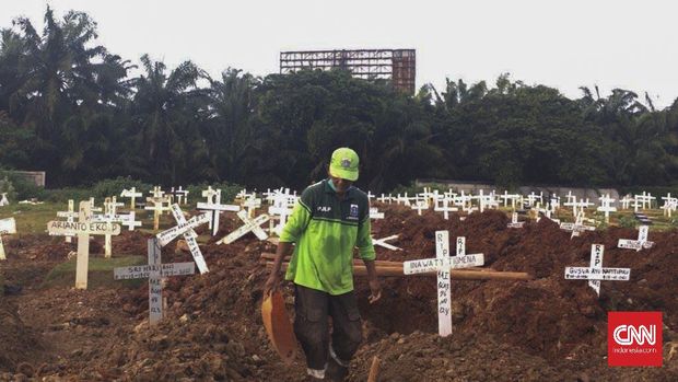 Thohir, Petugas PJLP Dinas Pertamanan dan Hutan Kota Jakarta Barat selaku petugas gali kubur dan angkat peti jenazah covid-19 di TPU Tegal Alur Blok Non-Muslim, Kalideres, Jakarta Barat.