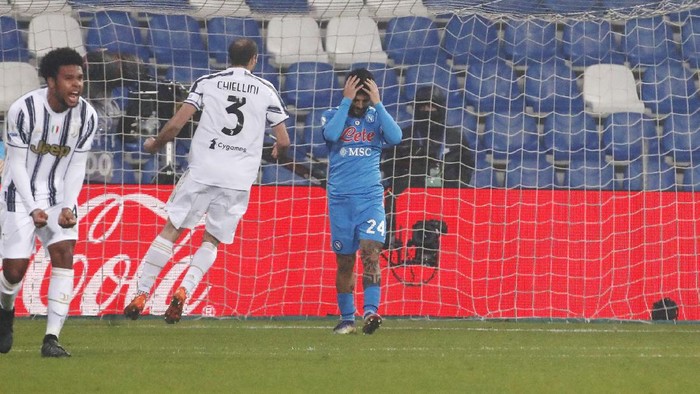 Napolis Lorenzo Insigne reacts after failing to score a penalty kick during the Italian Super Cup final soccer match between Juventus and Napoli at the Mapei stadium in Reggio Emilia, Italy, Wednesday, Jan. 20, 2021. (AP Photo/Antonio Calanni)