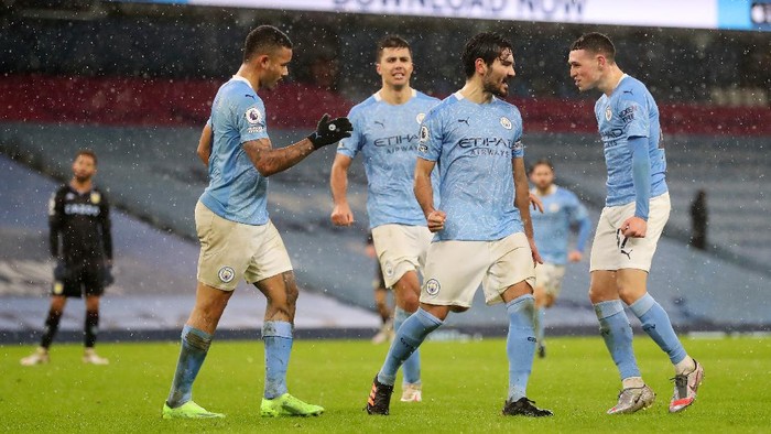 MANCHESTER, ENGLAND - JANUARY 20: İlkay Gundogan of Manchester City celebrates with Gabriel Jesus and Phil Foden after scoring their teams second goal  during the Premier League match between Manchester City and Aston Villa at Etihad Stadium on January 20, 2021 in Manchester, England. Sporting stadiums around the UK remain under strict restrictions due to the Coronavirus Pandemic as Government social distancing laws prohibit fans inside venues resulting in games being played behind closed doors. (Photo by Martin Rickett - Pool/Getty Images)