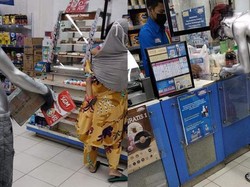 Bikin Haru! Manusia Silver Ini Beli Susu Anaknya Pakai Uang Receh