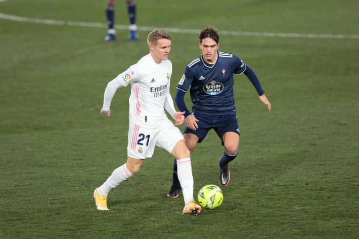 Martin Odegaard MADRID, SPAIN - JANUARY 02: Martin Oedegaard of Real Madrid battles for possession with Denis Suarez of Celta Vigo during the La Liga Santander match between Real Madrid and RC Celta at Estadio Santiago Bernabeu on January 02, 2021 in Madrid, Spain. Sporting stadiums around Spain remain under strict restrictions due to the Coronavirus Pandemic as Government social distancing laws prohibit fans inside venues resulting in games being played behind closed doors. (Photo by Gonzalo Arroyo Moreno/Getty Images)