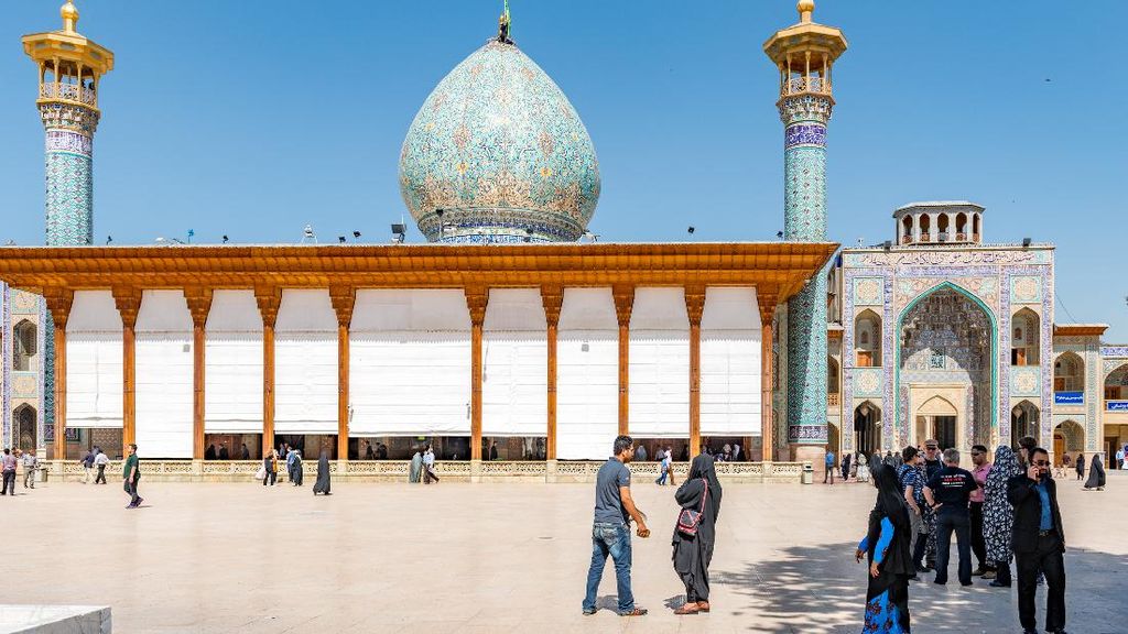 Ini Bukan Galeri Seni, Ini Masjid yang Indah di Iran