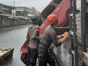 Sopir Injak Pedal Gas Saat Parkir, Minibus di Makassar Terjun Bebas ke Kanal