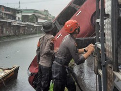 Sopir Injak Pedal Gas Saat Parkir, Minibus di Makassar Terjun Bebas ke Kanal