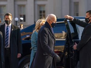 Iring-iringan Pengawal Presiden Joe Biden Ditabrak Mobil!