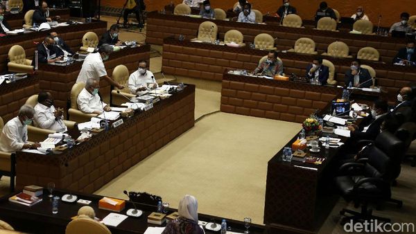 Momen Menteri PUPR Raker dengan Komisi V