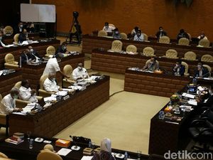 Momen Menteri PUPR Raker dengan Komisi V