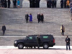 Pelantikan Berakhir, Kamala Harris Antar Pence Tinggalkan Gedung Capitol