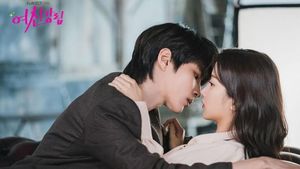 10 Potret Moon Ga Young Bareng Aktor Tampan, Kim Seon Ho hingga Chanyeol EXO