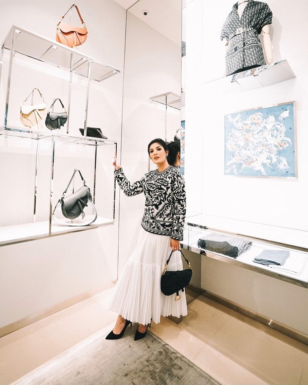 Nindy tampil anggun namun masih terlihat casual dengan Dior