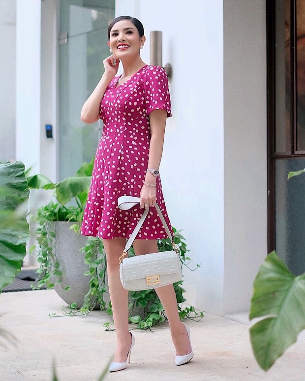 Nindy tampil fresh dengan dress berwarna fuschia