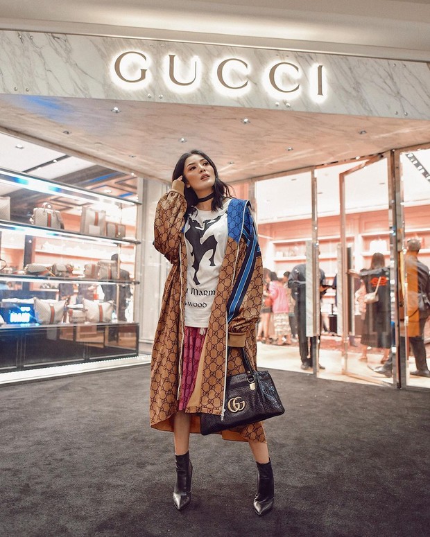 Oversized coat dari Gucci membuat tampilan Nindy terlihat edgy