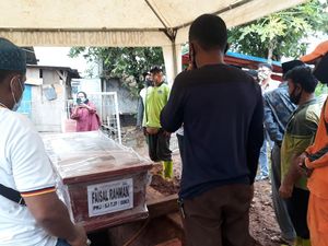 Jenazah YouTuber Faisal Rahman Korban SJ182 Dimakamkan di TPU Tanah Kusir Jenazah YouTuber Faisal Rahman Korban SJ182 Dimakamkan di TPU Tanah Kusir
