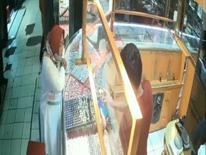 Siasat Emak-emak Berujung Emas Ratusan Juta Rupiah Diembat