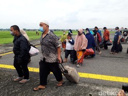 Diangkut Hercules, 54 Pengungsi Korban Gempa Sulbar Tiba di Adi Soemarmo