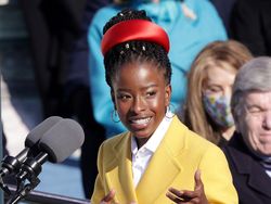 Barack Obama Puji Puisi Amanda Gorman di Pelantikan Joe Biden