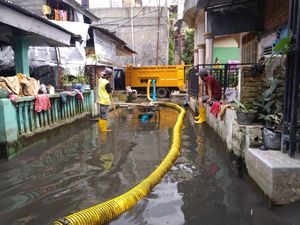 Banjir Lebih dari Sebulan di Permukiman di Medan, Petugas Lakukan Penyedotan