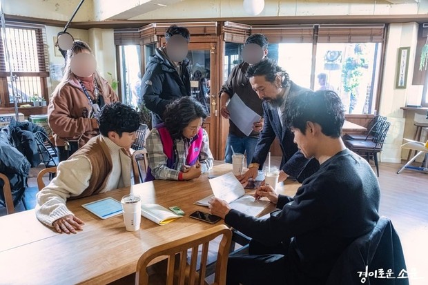 Proses pembacaan naskah para pemeran utama The Uncanny Counter di lokasi syuting.