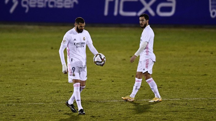 Real Madrids Karim Benzema walks with the ball watched by Eden Hazard after after Alcoyanos Juanan scored his sides second goal during a Spanish Copa del Rey round of 32 soccer match between Alcoyano and Real Madrid at the El Collao stadium in Alcoy, Spain, Wednesday Jan. 20, 2021. (AP Photo/Jose Breton)