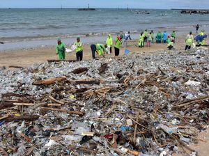 Gegara Cuaca Ekstrem, Pantai Kedonganan Dapat Kiriman Sampah