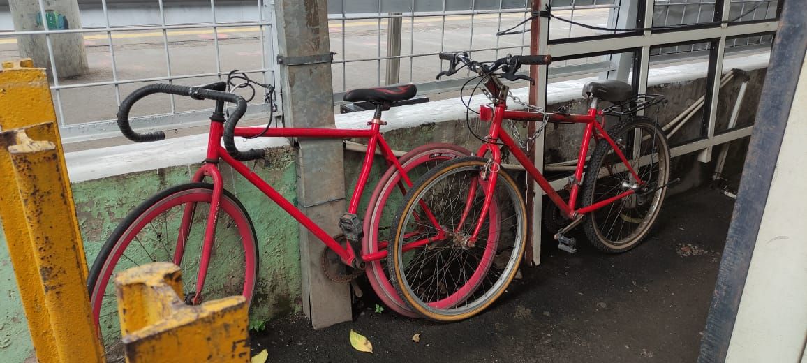 Tak ada tempat parkir sepeda di Stasiun Tebet, Rabu (20/1). Sepeda harus diikat dengan pagar stasiun.