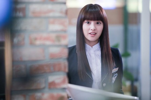 Dalam serial ini Kim Ji Won berperan sebagai seorang antagonis bernama Yoo Rachel, tunangan dari Kim Tan dan seorang pewaris angkuh