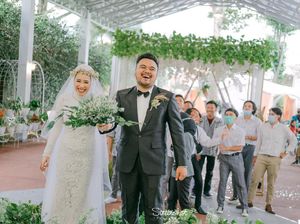 Viral, Pengantin Pria Izinkan Mempelai Wanitanya Peluk Mantan di Pelaminan