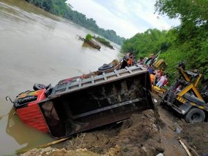 Truk Tercebur ke Sungai Brantas di Kediri, Sopir Tewas Terjebak dalam Kabin
