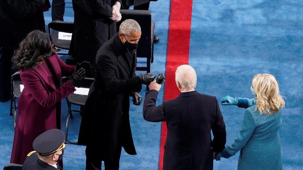 Former President Barrack Obama and Michelle Obama, greeting President-elect Joe Biden and Jill Biden during the 59th Presidential Inauguration at the U.S. Capitol, in Washington, DC, U.S. January 20, 2021. Susan Walsh/Pool via REUTERS
