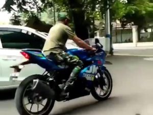 Kelabui Korban, Pria Berbaju Loreng Bawa Kabur Motor Sport di Jakpus