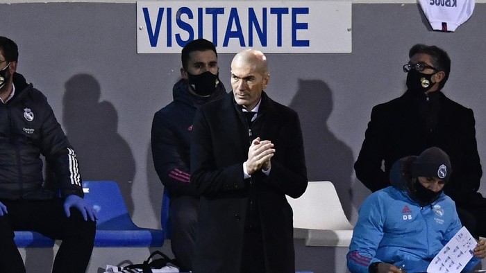 Real Madrids head coach Zinedine Zidane applauds during a Spanish Copa del Rey round of 32 soccer match between Alcoyano and Real Madrid at the El Collao stadium in Alcoy, Spain, Wednesday Jan. 20, 2021. (AP Photo/Jose Breton)