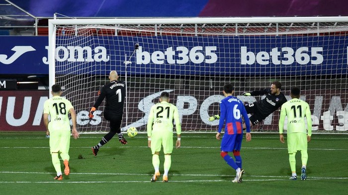 EIBAR, SPAIN - JANUARY 21: Marko Dmitrovic of SD Eibar scores their sides first goal from the penalty spot past Jan Oblak of Atletico de Madrid during the La Liga Santander match between SD Eibar and Atletico de Madrid at Estadio Municipal de Ipurua on January 21, 2021 in Eibar, Spain. Sporting stadiums around Spain remain under strict restrictions due to the Coronavirus Pandemic as Government social distancing laws prohibit fans inside venues resulting in games being played behind closed doors. (Photo by Juan Manuel Serrano Arce/Getty Images)