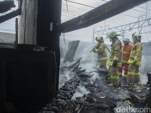 16 Bangunan Semi Permanen Terbakar di Jakpus 16 Bangunan Semi Permanen Terbakar di Jakpus