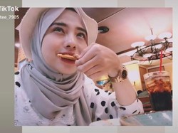 5 Aksi Ukhti Thailand Saat Makan yang Bikin Baper Netizen