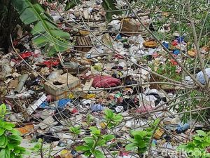 Cerita soal Kali Sampah di Kota Depok: Orang Buang Kasur hingga Peti