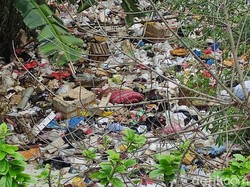 Cerita soal Kali Sampah di Kota Depok: Orang Buang Kasur hingga Peti