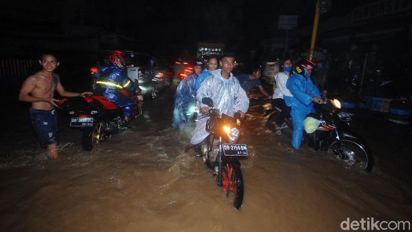 Penampakan Banjir yang Terjang Manado