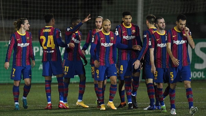 BARCELONA, SPAIN - JANUARY 21: Ousmane Dembele of Barcelona celebrates with Martin Braithwaite, Ronald Araujo and team mates after scoring their sides first goal during the Copa del Rey match between Cornella and FC Barcelona on January 21, 2021 in Barcelona, Spain. Sporting stadiums around Spain remain under strict restrictions due to the Coronavirus Pandemic as Government social distancing laws prohibit fans inside venues resulting in games being played behind closed doors. (Photo by Alex Caparros/Getty Images)
