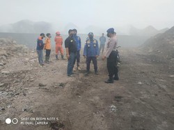 Batu Bara di Atas Kapal Tongkang Terbakar di Cilegon