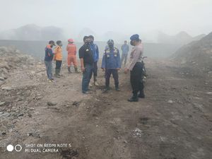 Batu Bara di Atas Kapal Tongkang Terbakar di Cilegon Batu Bara di Atas Kapal Tongkang Terbakar di Cilegon