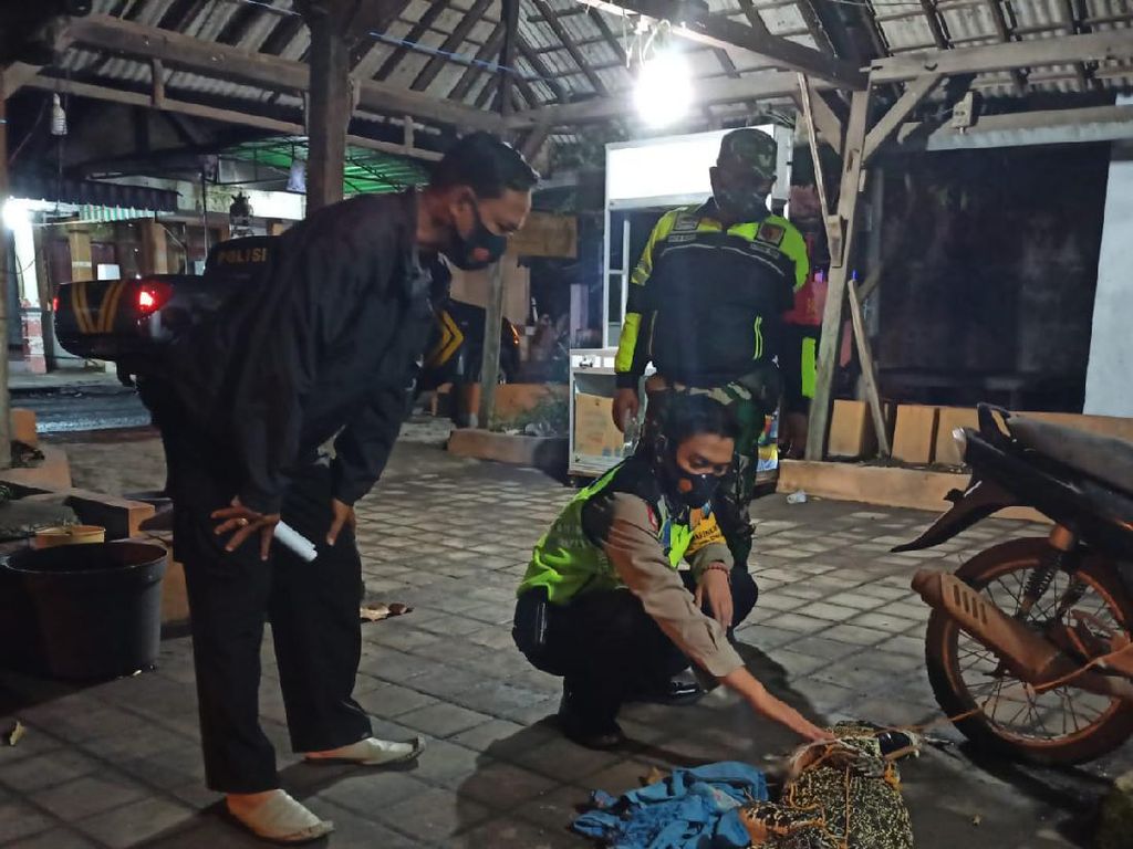 Buaya 1,6 Meter Ditangkap Nelayan dan Warga Sidoarjo Buaya 1,6 Meter Ditangkap Nelayan dan Warga Sidoarjo
