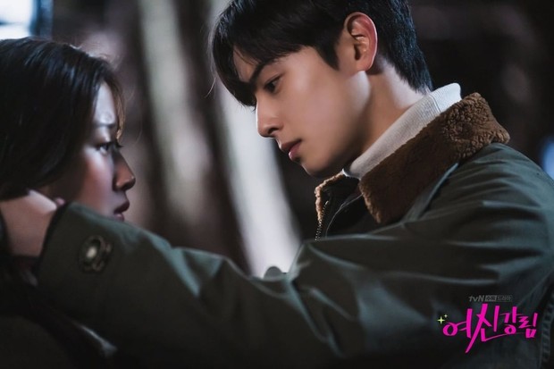 Cha Eun Woo dan Moon Ga Yeong dalam potongan adegan True Beauty.