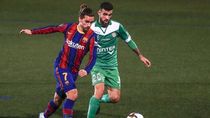 Cornella, Barcelona Barcelonas Antoine Griezmann, left, vies for the ball with Cornellas Agus Medina during a Spanish Copa del Rey round of 32 soccer match between Cornella and FC Barcelona at the Nou Municipal stadium in Cornella, Spain, Thursday, Jan. 21, 2021. (AP Photo/Joan Monfort)