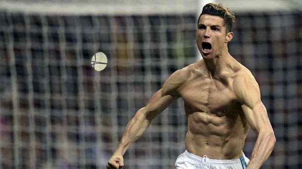 Real Madrid's Portuguese forward Cristiano Ronaldo celebrates after scoring a penalty during the UEFA Champions League quarter-final second leg football match between Real Madrid CF and Juventus FC at the Santiago Bernabeu stadium in Madrid on April 11, 2018. (Photo by OSCAR DEL POZO / AFP)