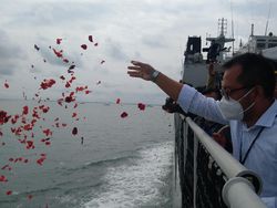 Dirut Sriwijaya Air Dampingi Keluarga Korban Tabur Bunga: Kami Turut Berduka