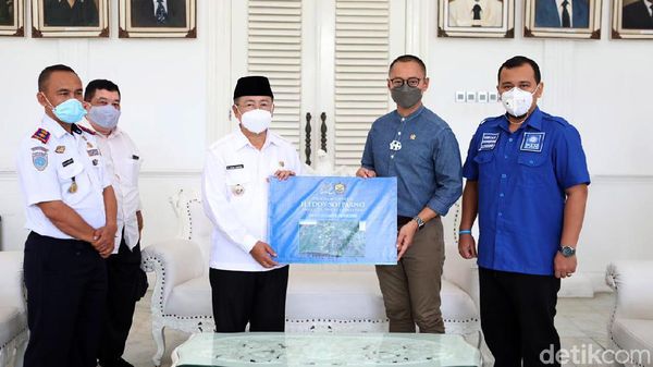 Sekjen PAN Sumbang 400 Lampu Jalan di Cianjur