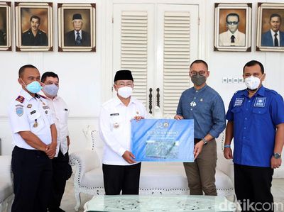 Sekjen PAN Sumbang 400 Lampu Jalan di Cianjur