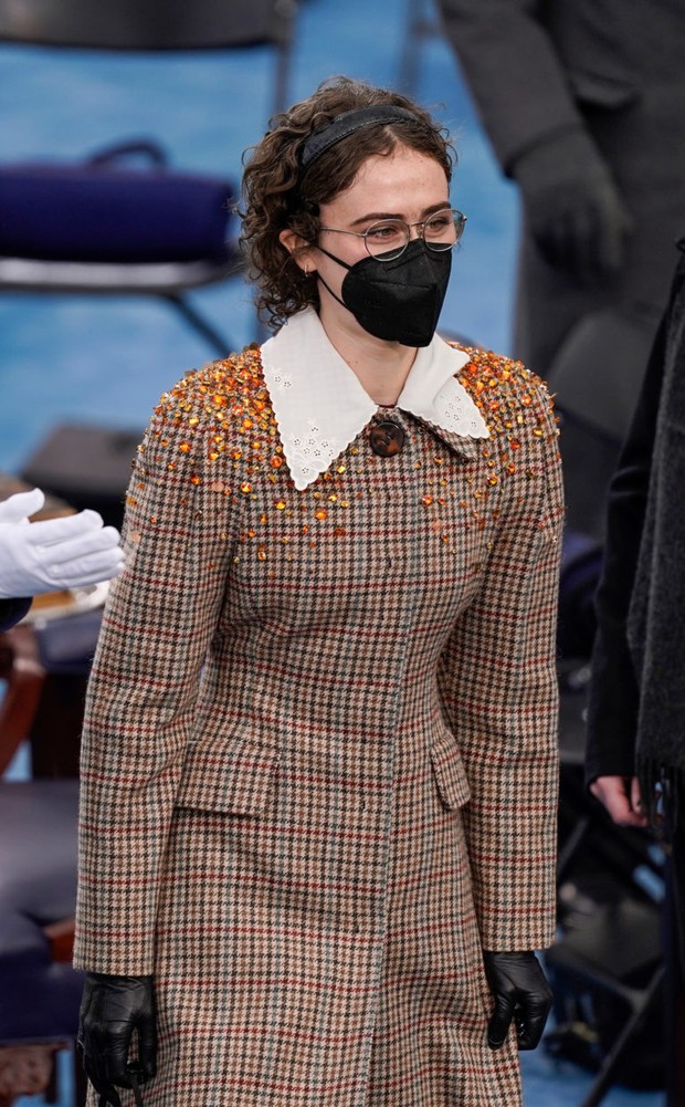 Ella Emhoff putri sambung Wakil Presiden Amerika Kamala Harris saat menghadiri hari pelantikan ibunya.